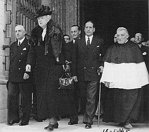 Queen
Amelia leaving São Vicente de Fora Church in May 1945